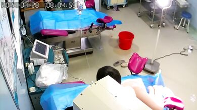 最新流出私房售价70元的国内医院妇产科摄像头监控02年7月孕妇分娩手术高清偷拍视频流出 (1)